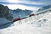 In olympische Höhen von 2.340 Metern führt die Standseilbahn der Axamer Lizum. Oben warten Tiroler Schmankerl und ein Traumpanorama (©Foto: Axamer Lizum Aufschliessung AG)